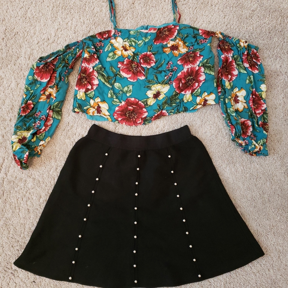 Forever 21 floral chop top open shoulder sleeve. Size S